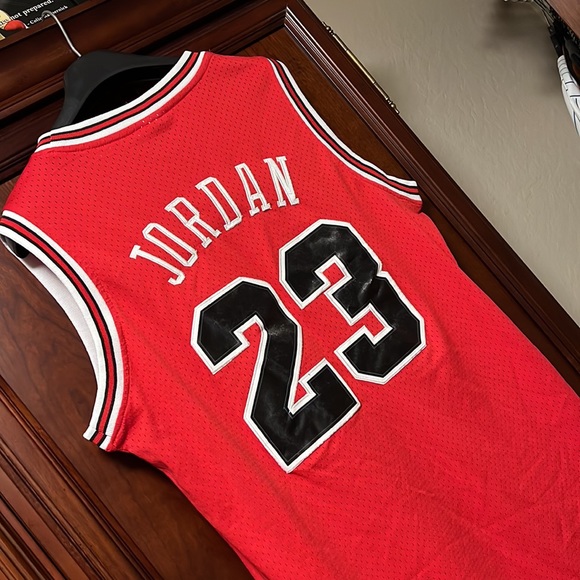 NBA Chicago Bulls 6th MVP & 6 Time World Champion Michael Jordan #23 Red Jersey! - Picture 2 of 8